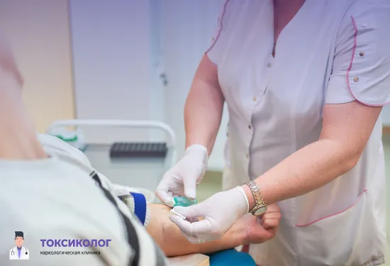 Процесс внутривенной инъекции препарата Аквилонг медсестрой клиники Токсиколог для кодирования пациента.